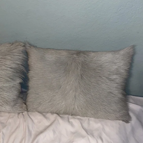 Like new luxury Cloud9 design down 100% dyed lamb fur Pillow Set Accent Pillows